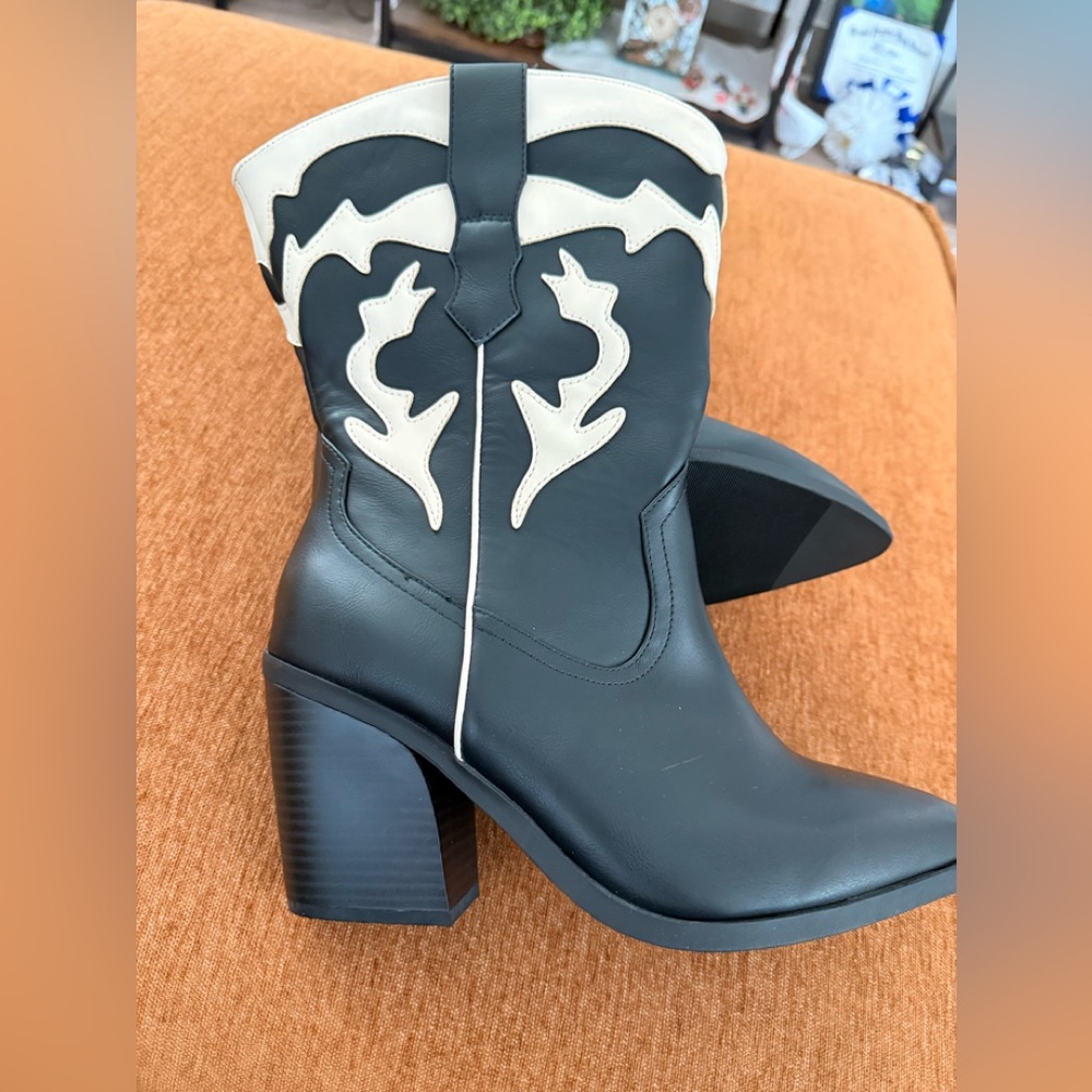 Torrid Black and Cream Embroidered Booties - Picture 6 of 9